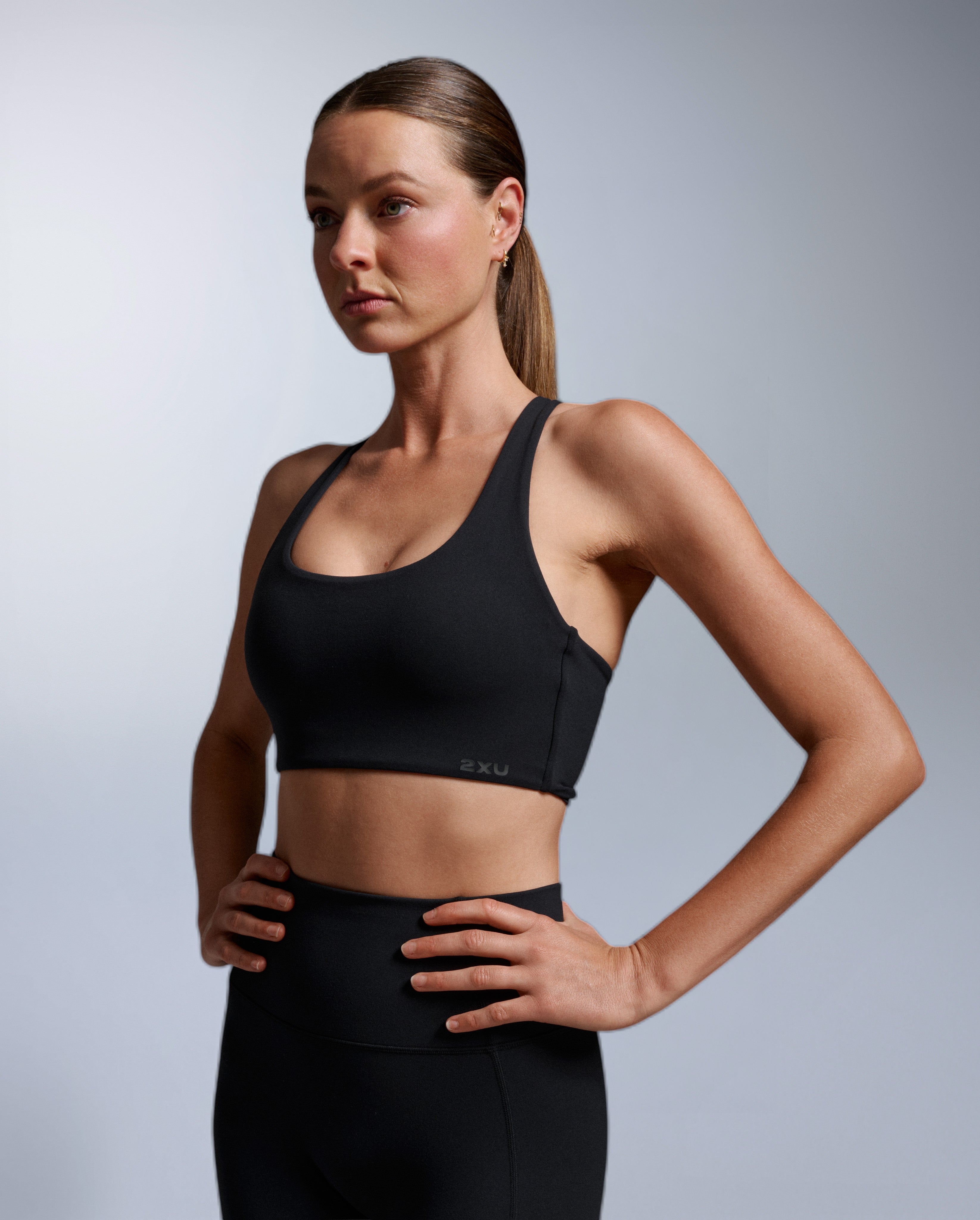 2xu-fluid-twist-back-bra-reggiseno-sportivo-nero-basso-impatto image 1