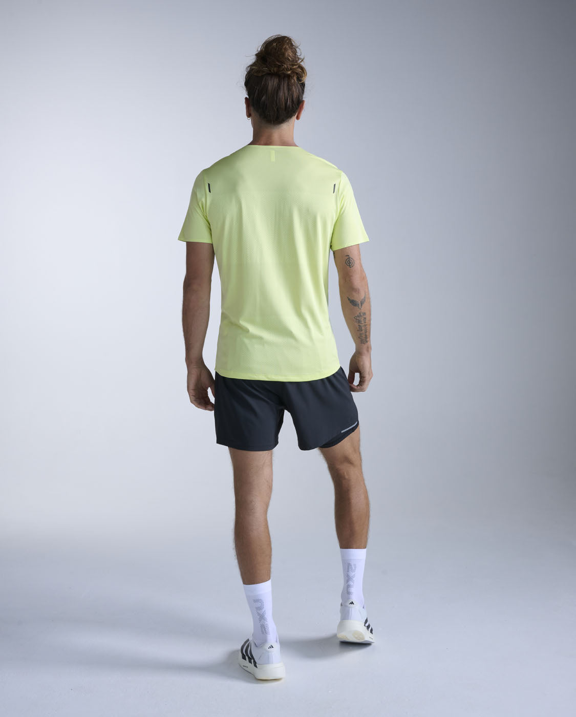 2xu-light-speed-tech-tee-maglietta-running-uomo-gialla-slim image 3