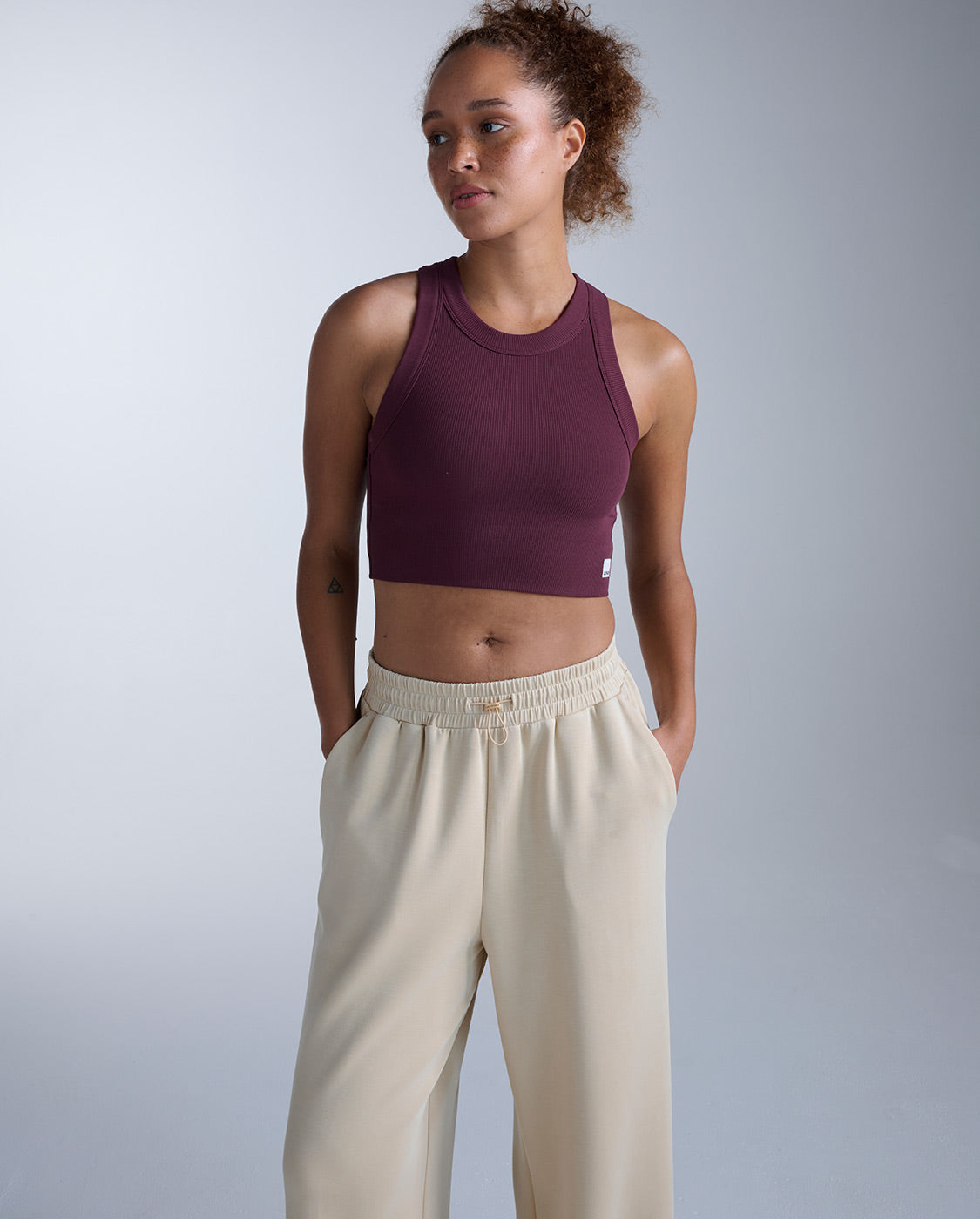 2xu-fluid-tencel-ribbed-crop-tank-bordeaux image 1