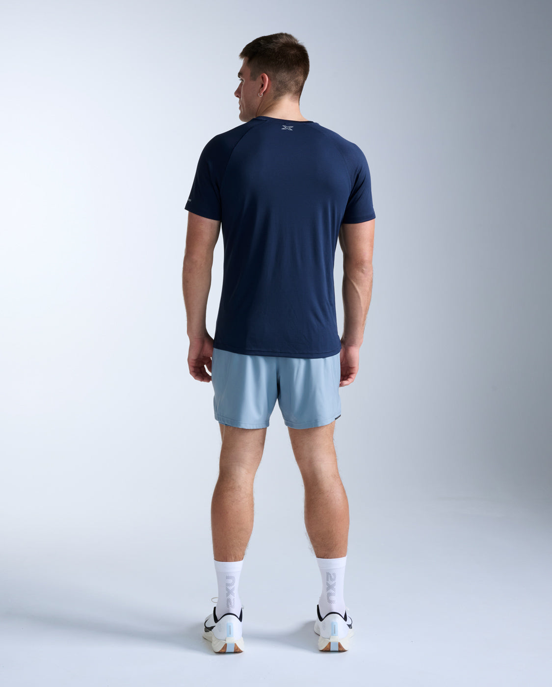 2xu-aero-tee-running-blu-navy-slim image 8