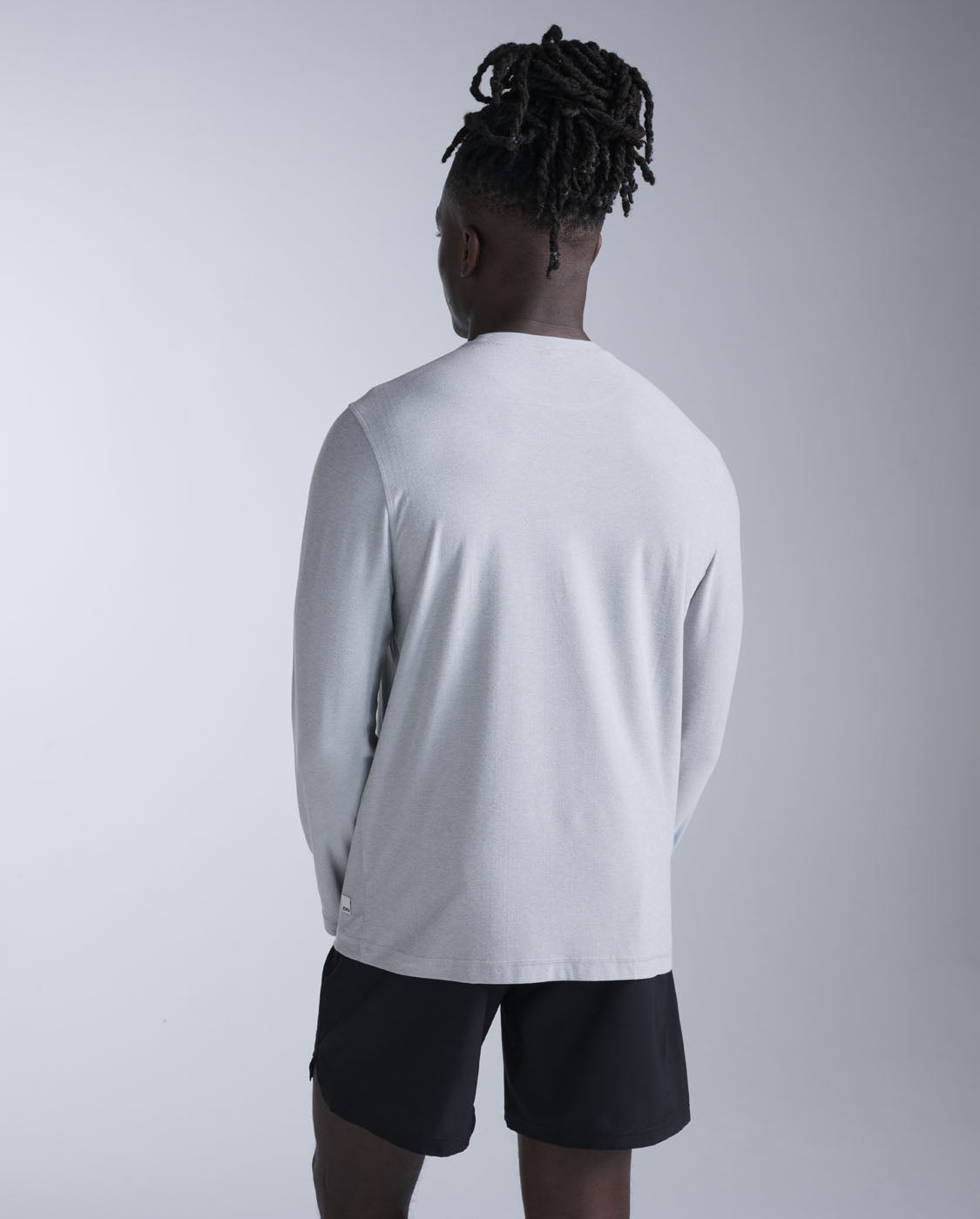 2xu-signature-maglia-manica-lunga-uomo-grigio-regular-fit image 2