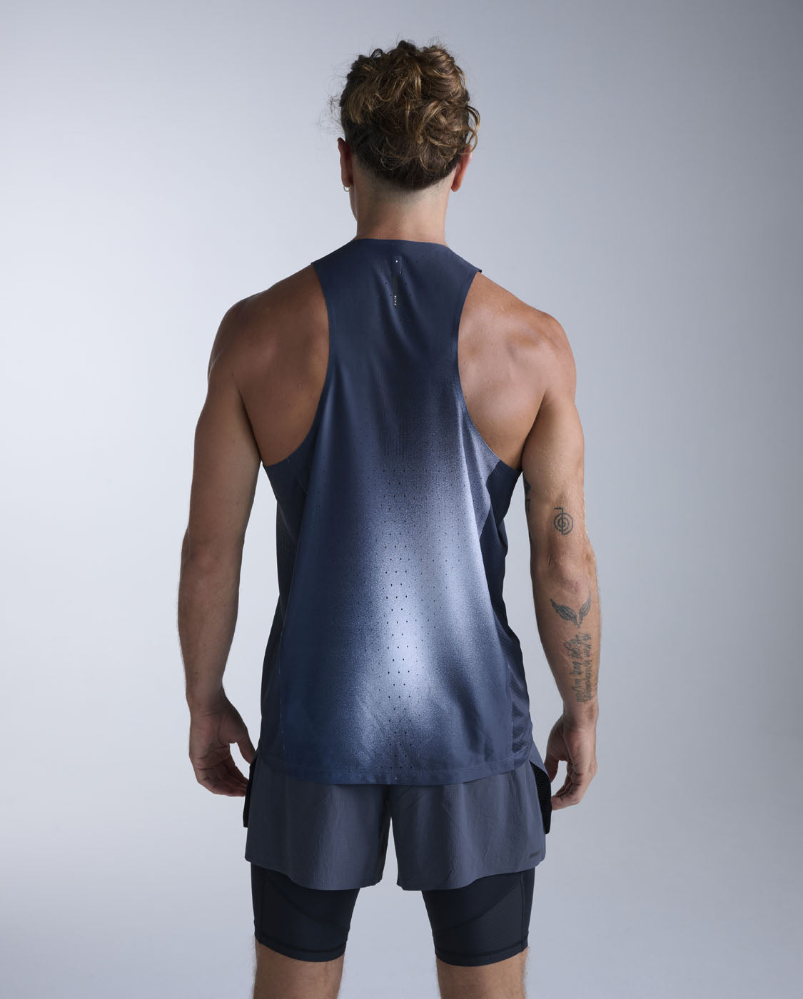 2xu-light-speed-react-singlet-uomo-slim-canotta-running image 3