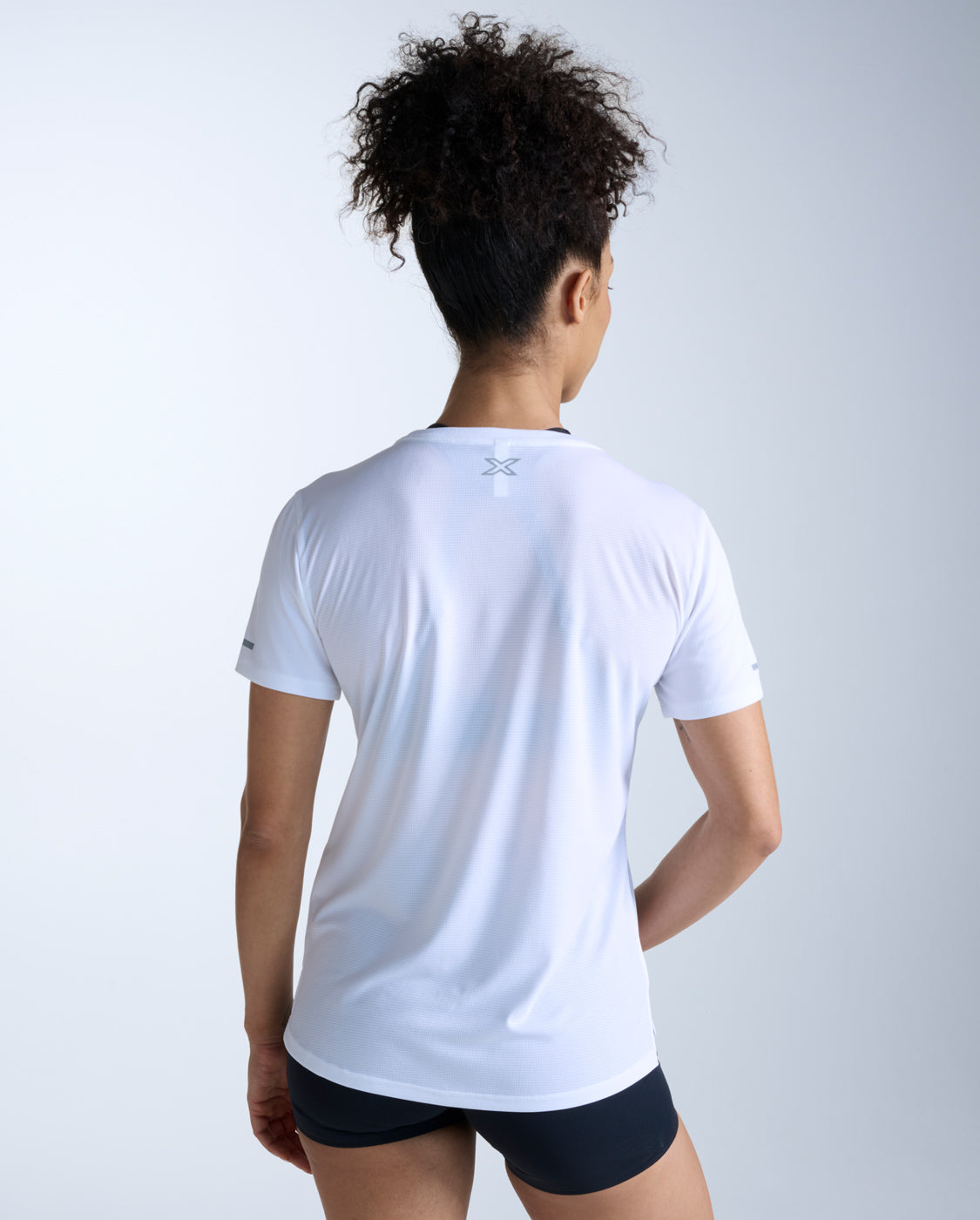 2xu-aero-tee-mesh-best-seller image 3