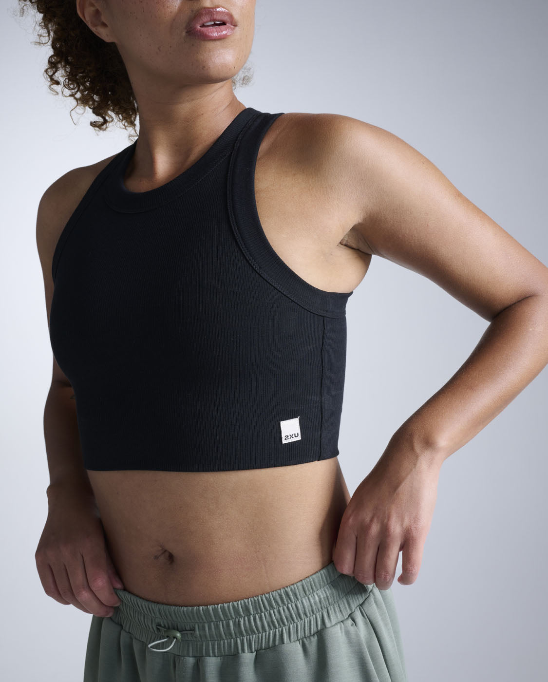 2xu-fluid-tencel-ribbed-crop-tank-canotta-crop-nero-training image 3