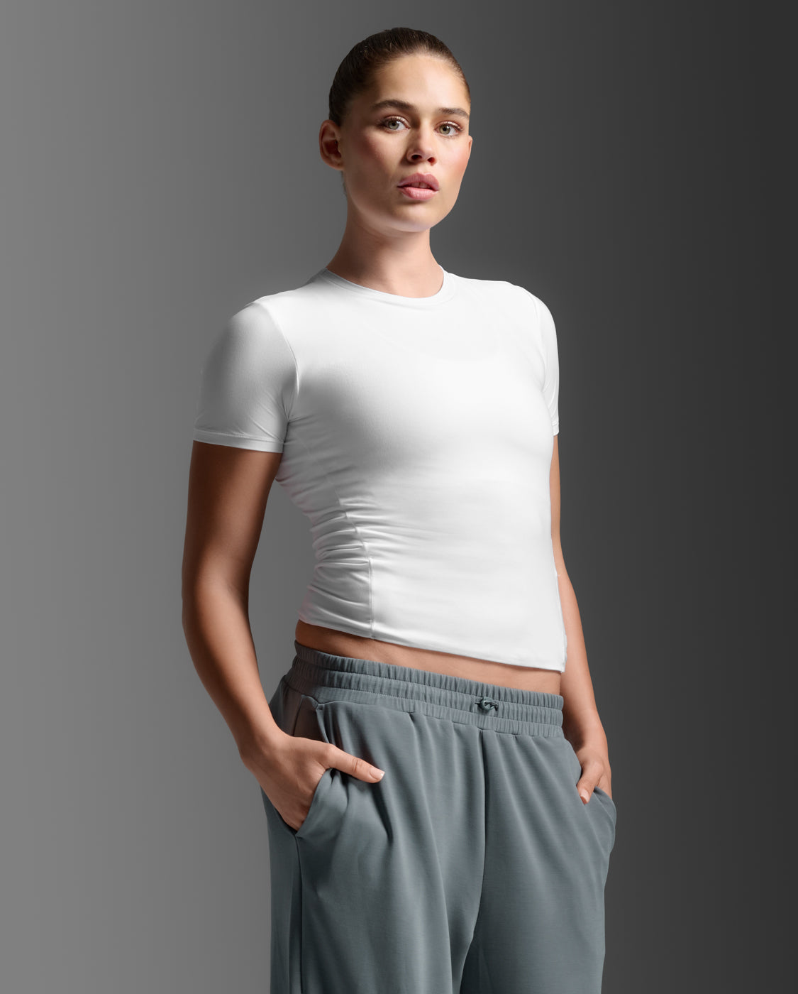 2xu-wonderluxe-fitted-tee-t-shirt-donna-bianca-fit-modellante image 5