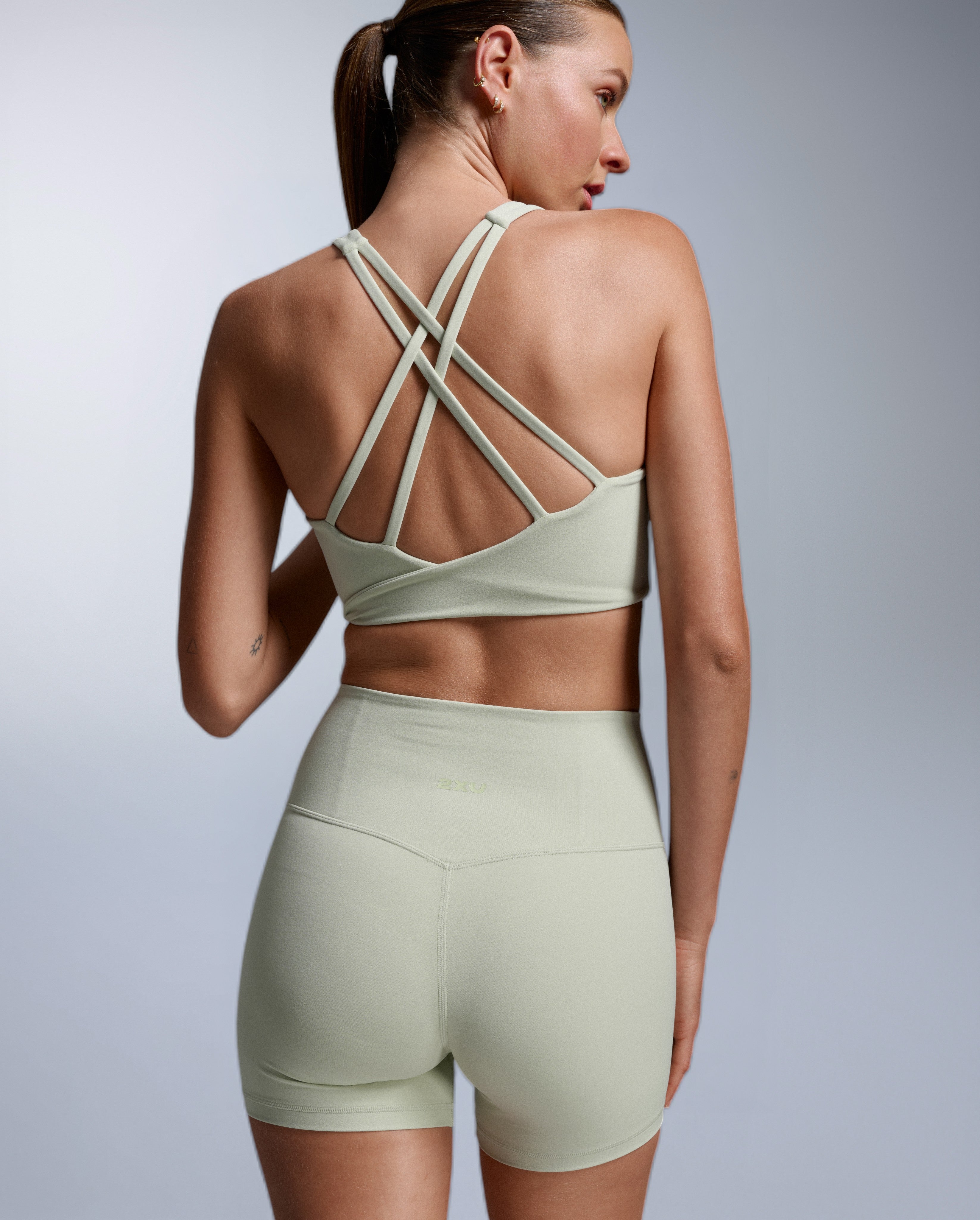 2xu-form-fluid-twist-back-bra-reggiseno-basso-impatto-donna image 2