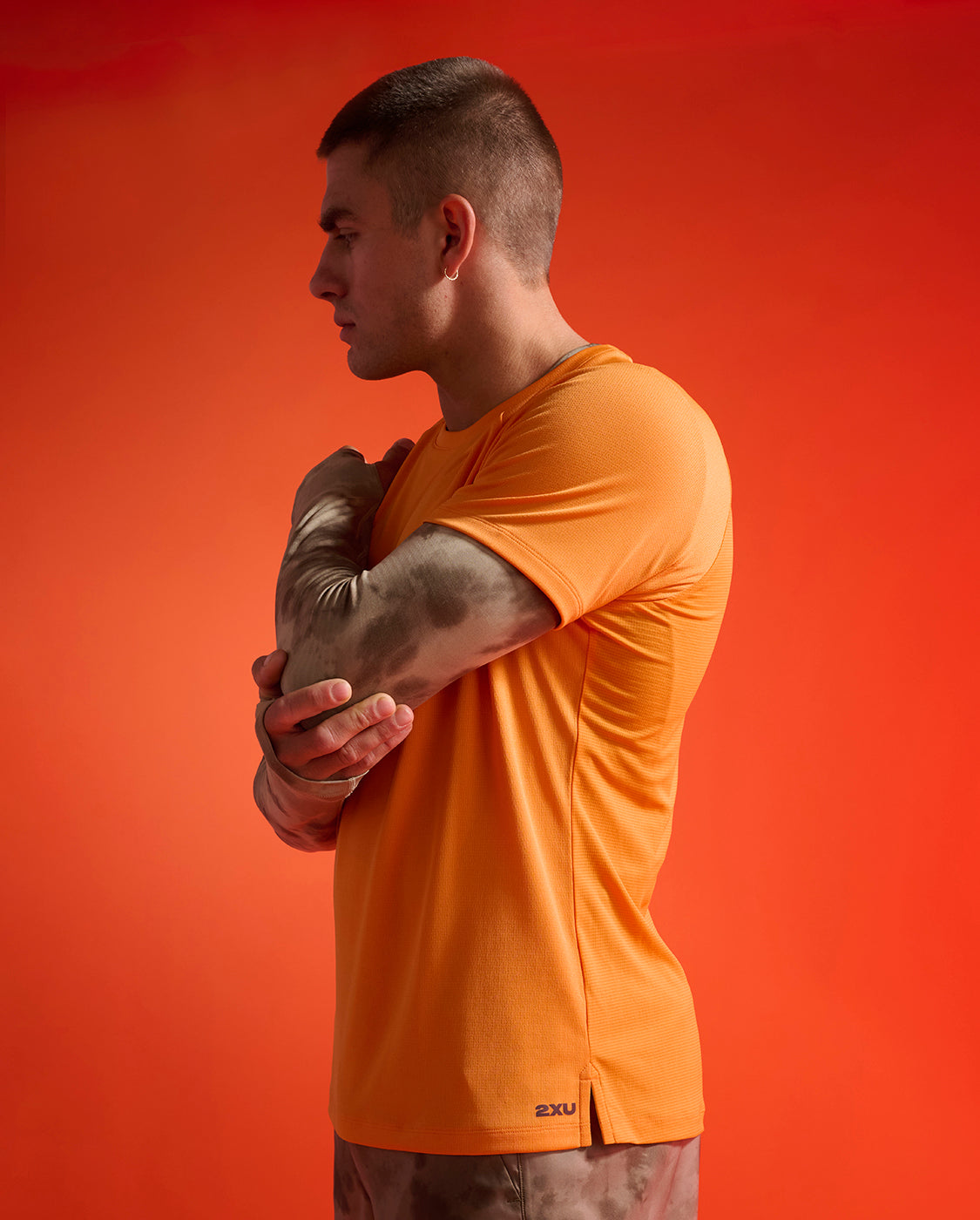 2xu-aero-tee-arancione-maglia-running-slim-upf-50 image 2