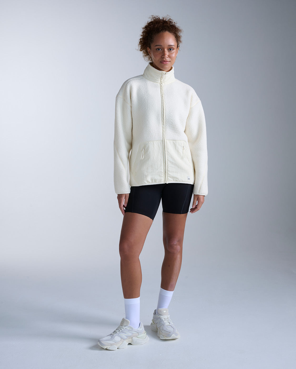 2xu-sherpa-zip-fleece-donna-giacca-pile-full-zip-bianca-oversize image 3