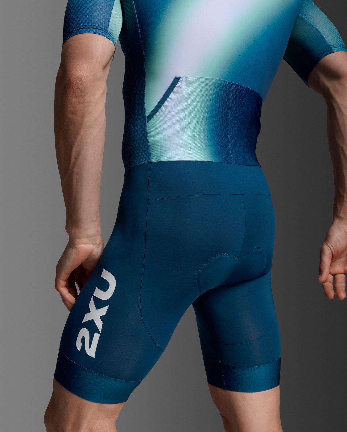 2xu-aero-hex-sleeved-trisuit-triathlon-aerodinamica-blu-verde image 5