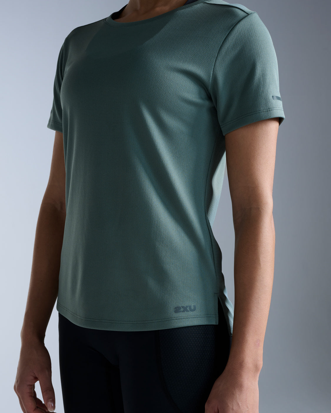 2xu-aero-tee-donna-t-shirt-running-verde-salvia-slim image 2