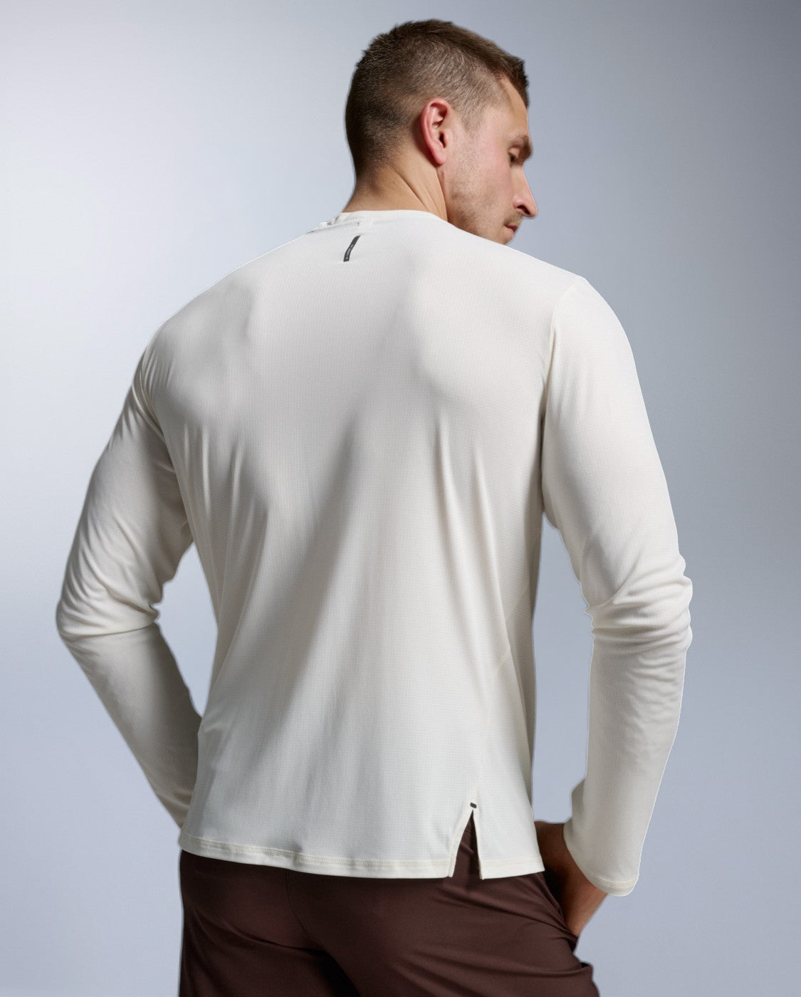 2xu-aero-trail-long-sleeve-maglia-trail-uomo-beige image 6