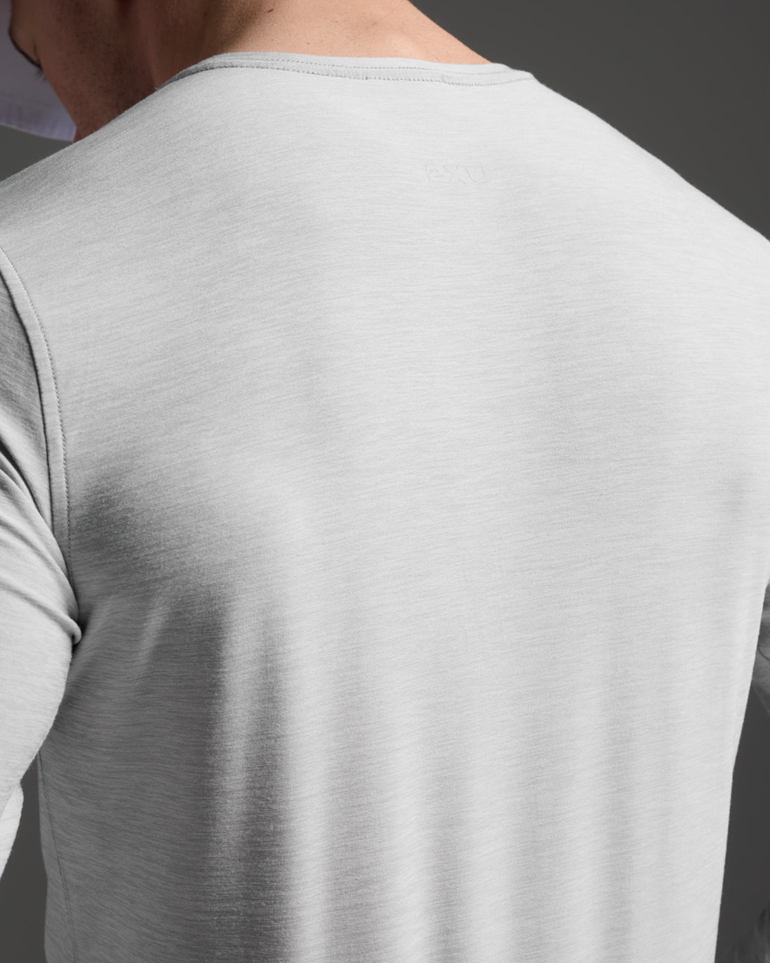 2xu-signature-uomo-t-shirt-manica-lunga-grigia image 5