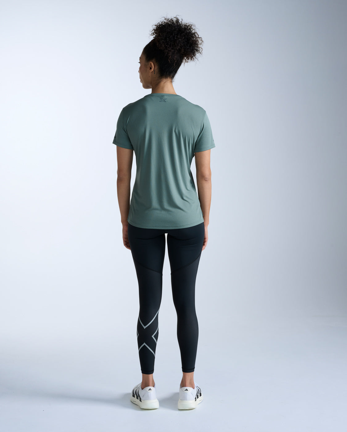 2xu-aero-tee-donna-t-shirt-running-verde-salvia-slim image 7