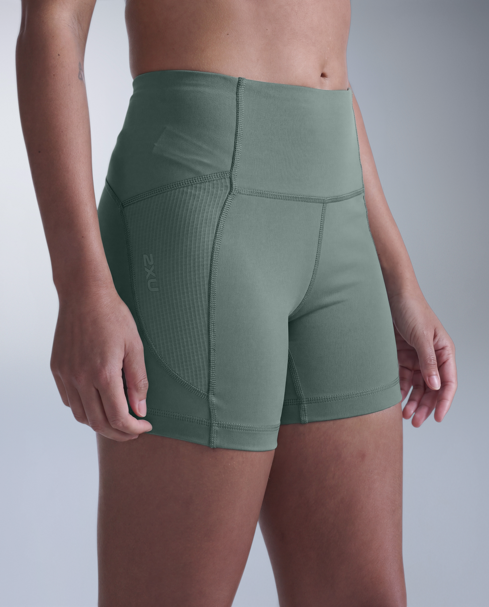 2xu-aero-mesh-hi-rise-shorts-compressione-4-verde image 2