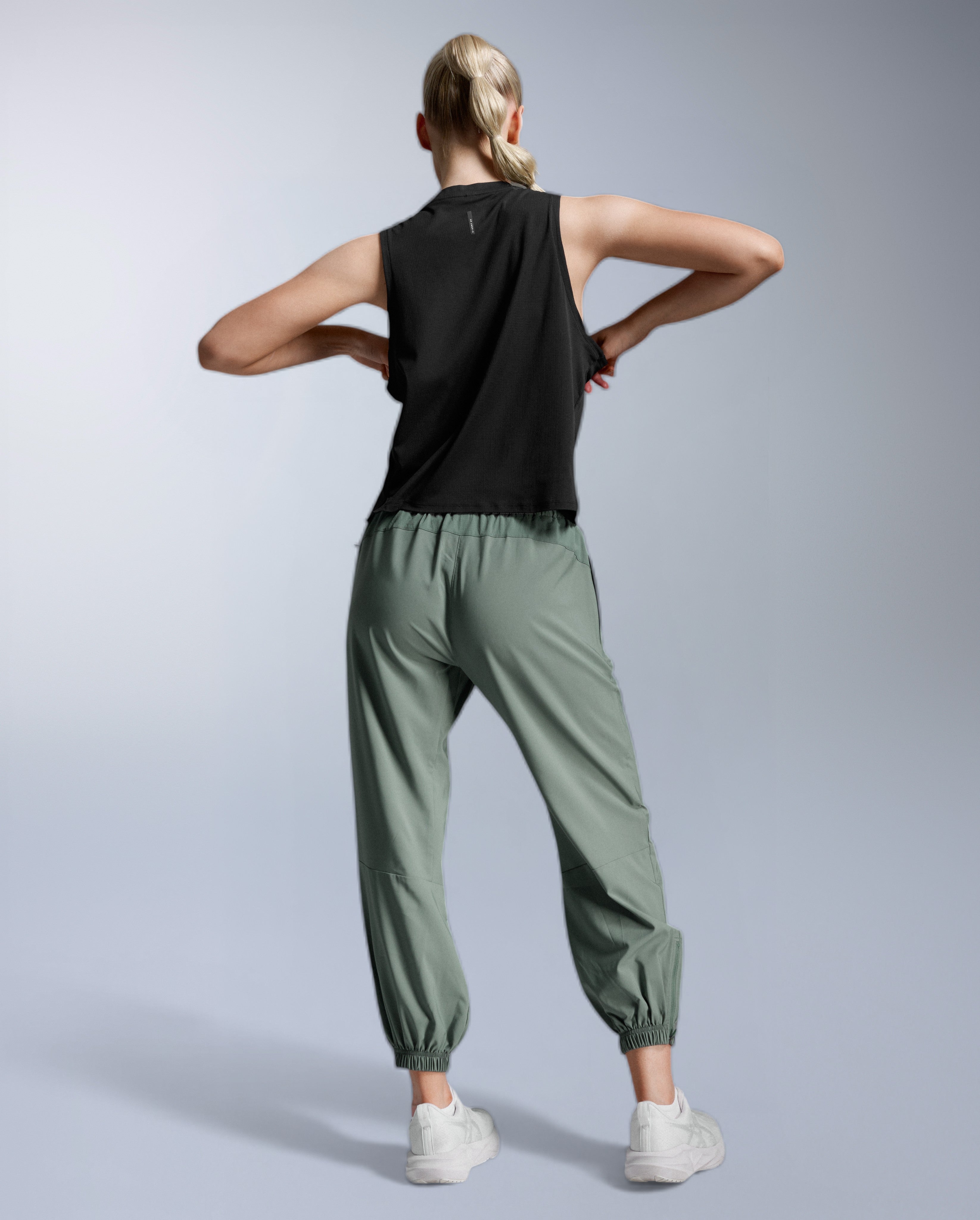 2xu-aero-trail-tank-donna-nero-loose-fit image 4