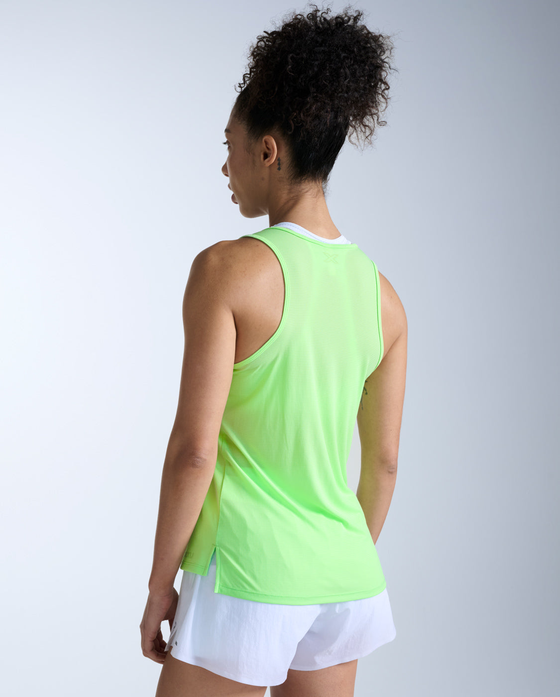 2xu-aero-singlet-donna-verde-canotta-running-slim-traspirante image 6