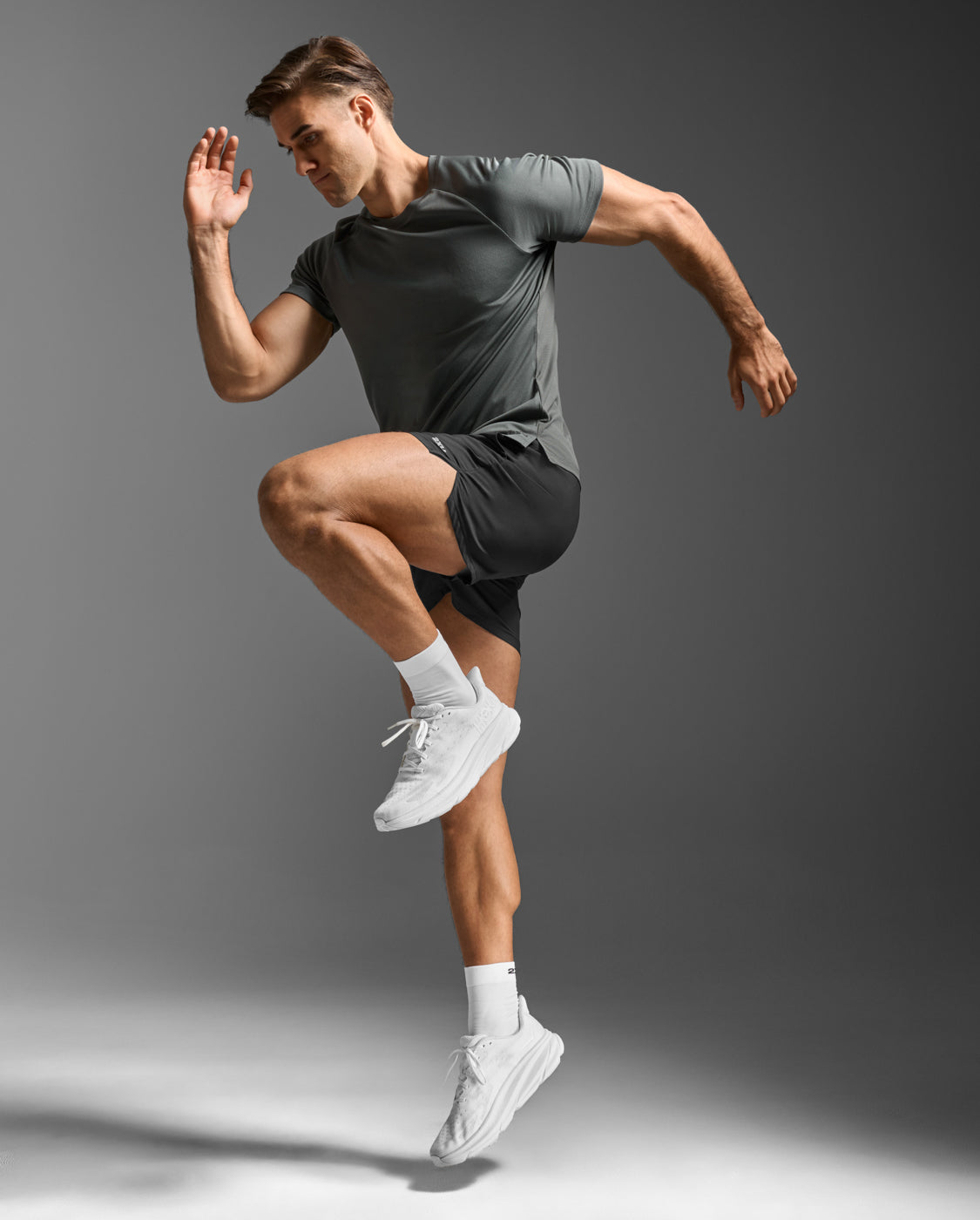 2xu-aero-tee-maglia-running-grigio-traspirante image 5