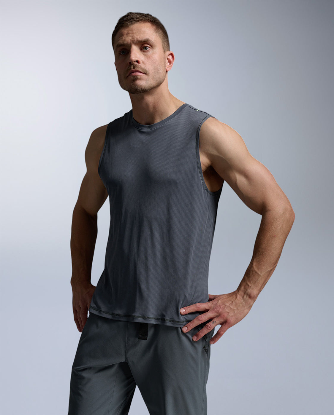 2xu-aero-trail-tank-canotta-trail-uomo-grigia image 3