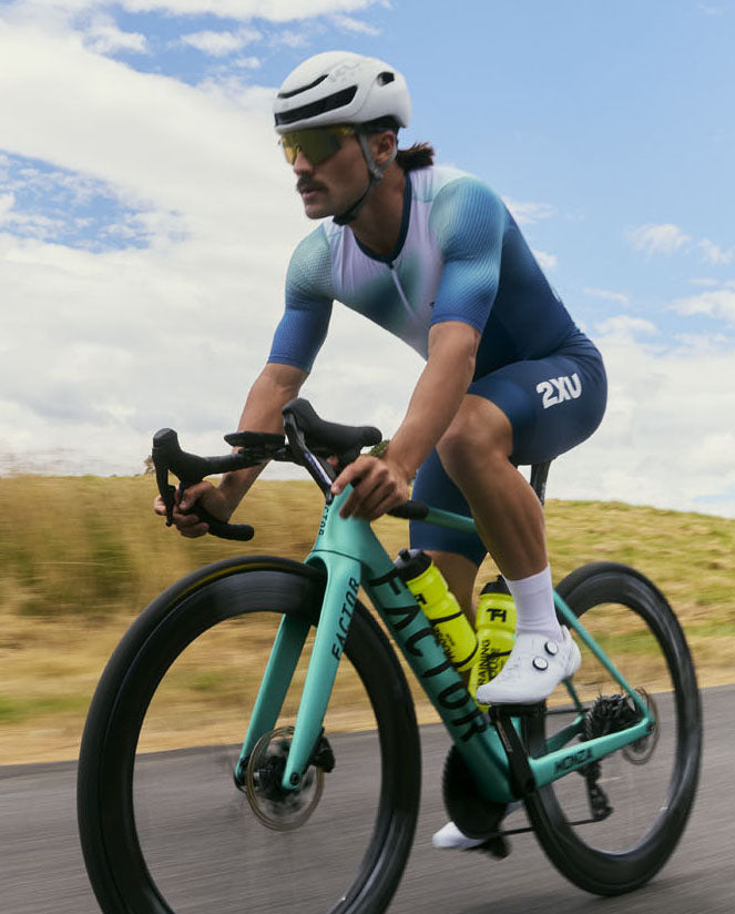 2xu-aero-hex-sleeved-trisuit-triathlon-aerodinamica-blu-verde image 2