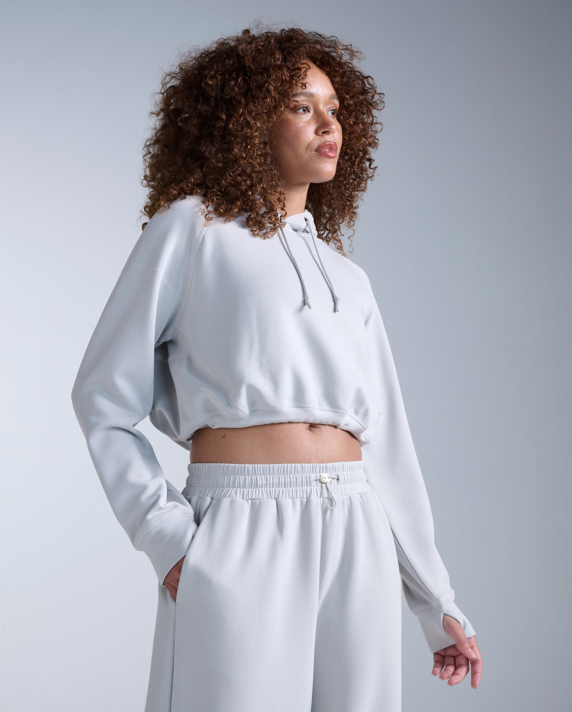 2xu-wonderluxe-sand-washed-cropped-hoodie-felpa-donna-grigia image 2