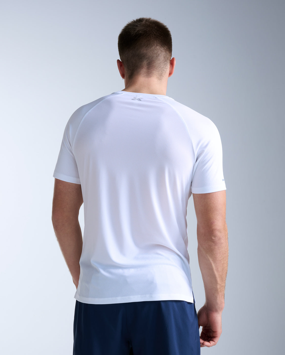 2xu-aero-tee-t-shirt-running-uomo-bianca image 4