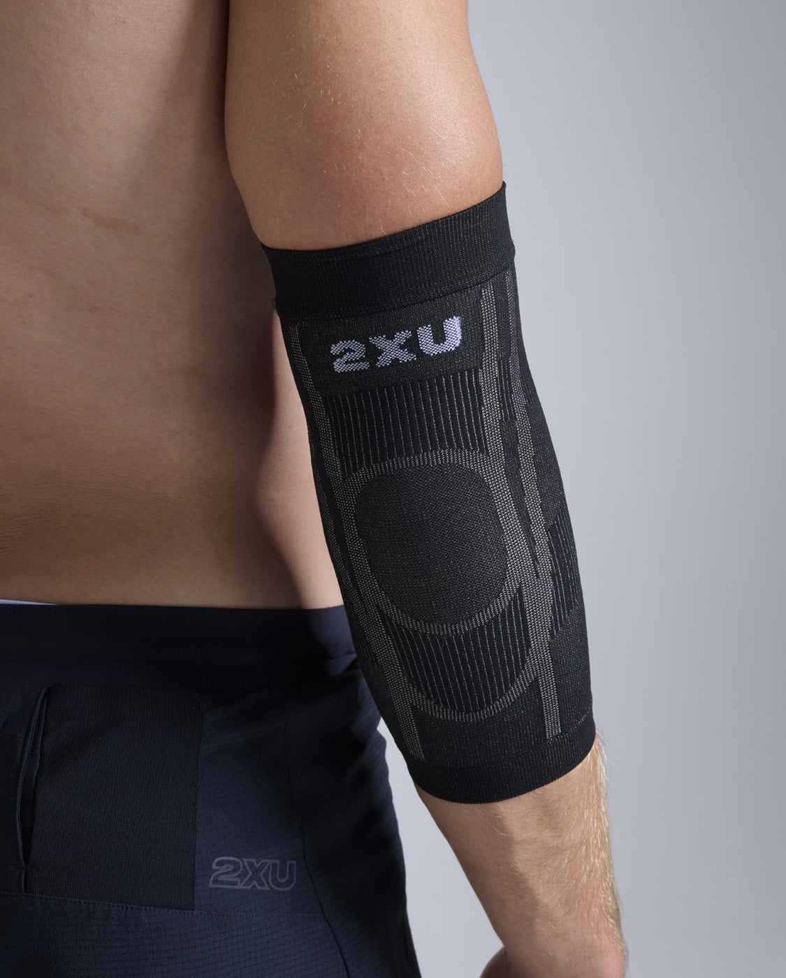 2xu-recovery-elbow-support-sleeve-con-fir-gomitiiera-uomo image 4