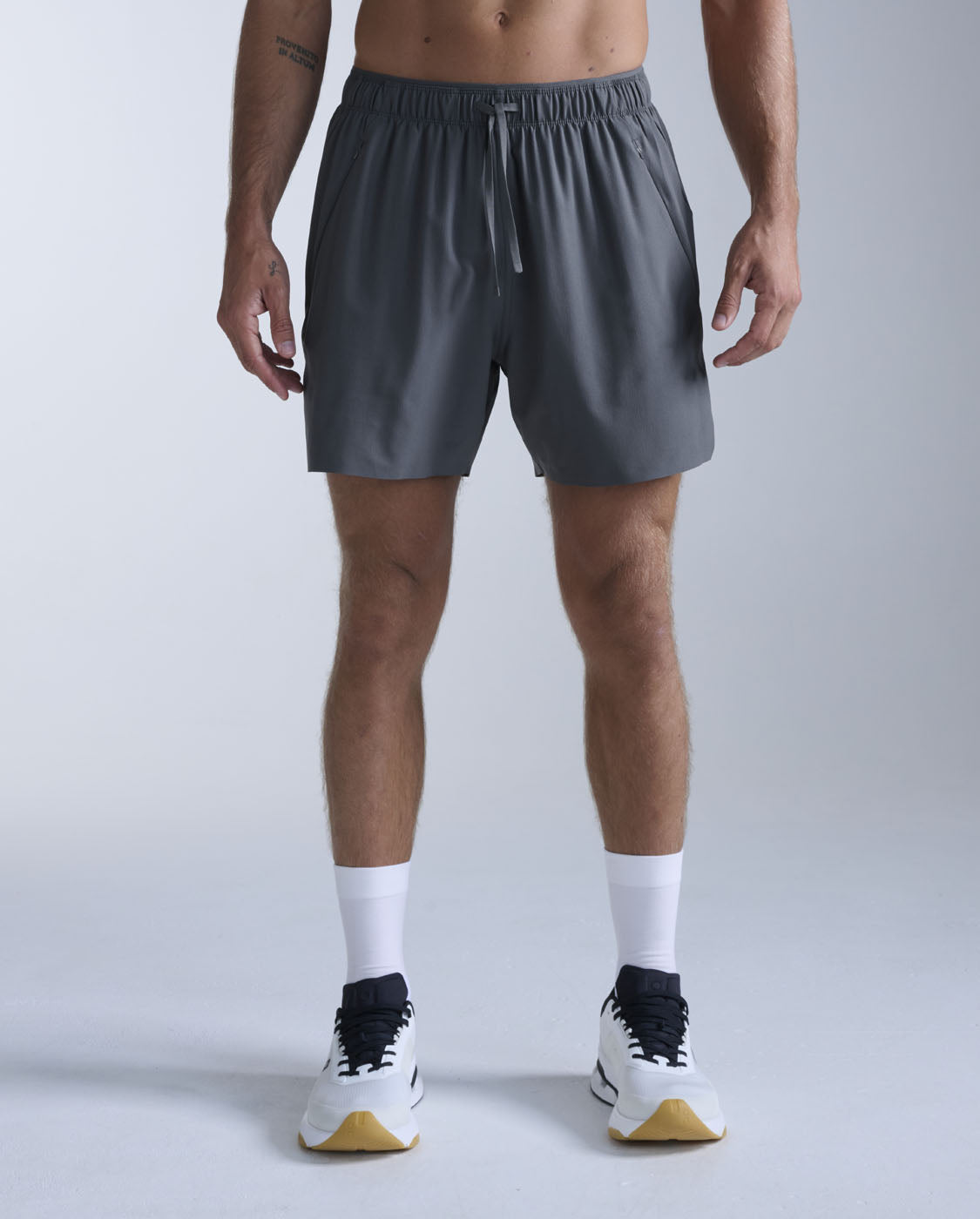 2xu-motion-5-inch-unlined-shorts-shorts-training-corto image 1