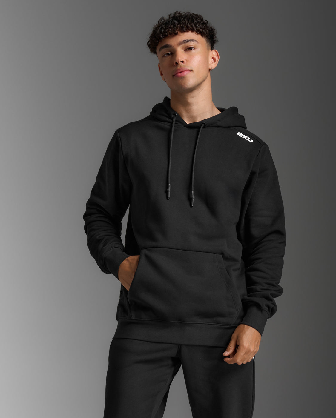 2xu-aspire-pullover-hoodie-felpa-uomo-nero image 1