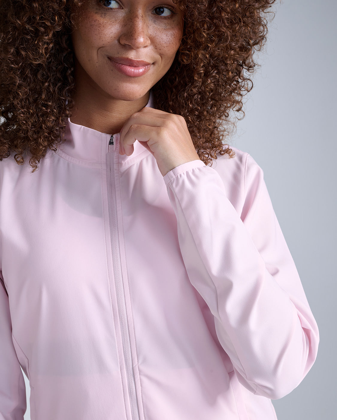 2xu-aero-jacket-giacca-running-antipioggia-rosa-chiaro-slim-fit image 3