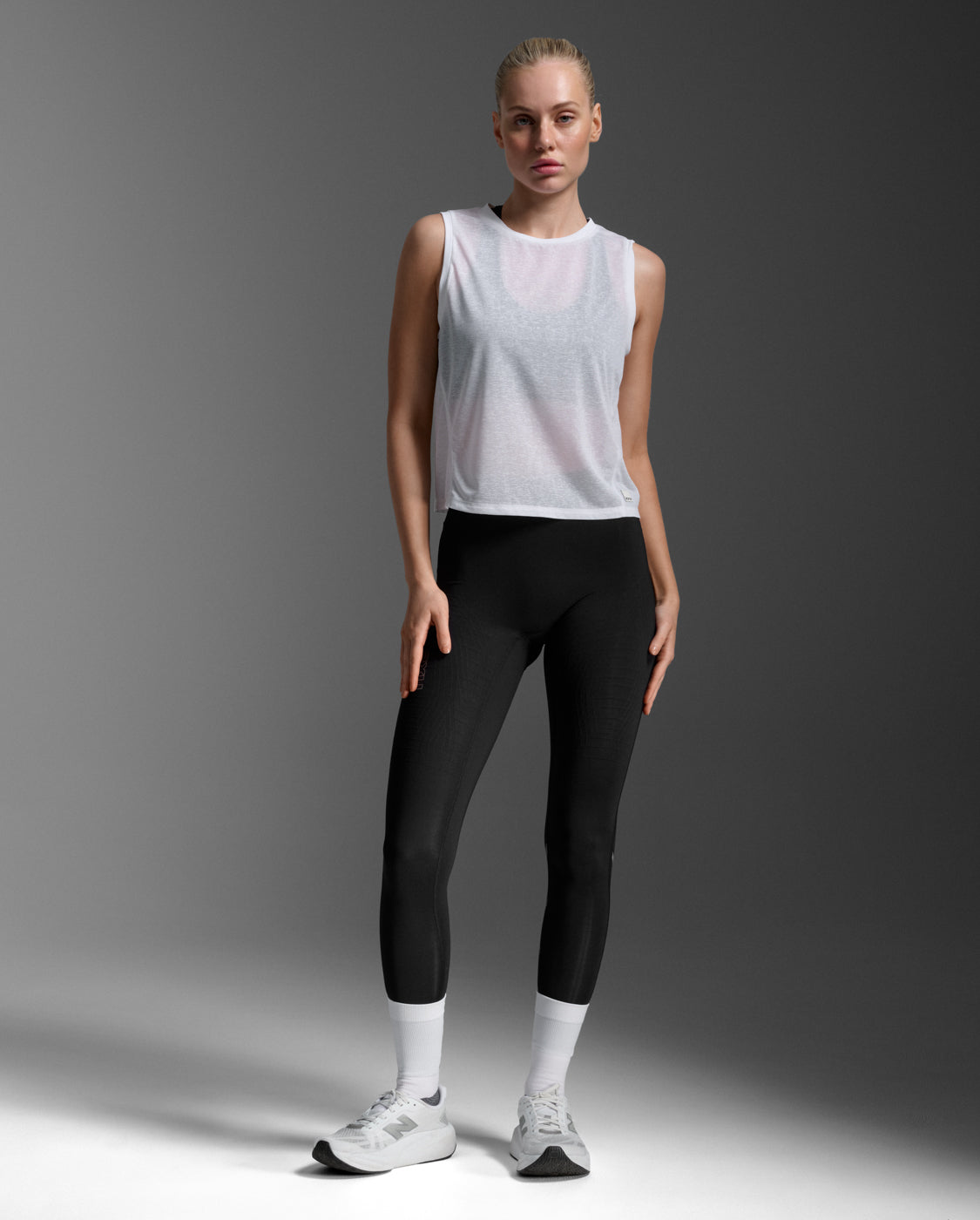 2xu-relight-crop-tank-donna-top-training-bianco-ultraleggero image 1