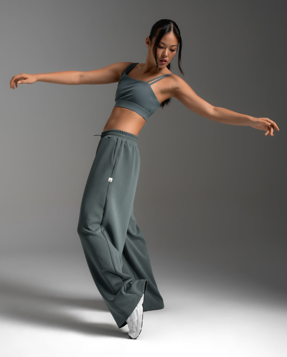 2xu-wonderluxe-sand-washed-wide-leg-pants-pantaloni-donna image 5