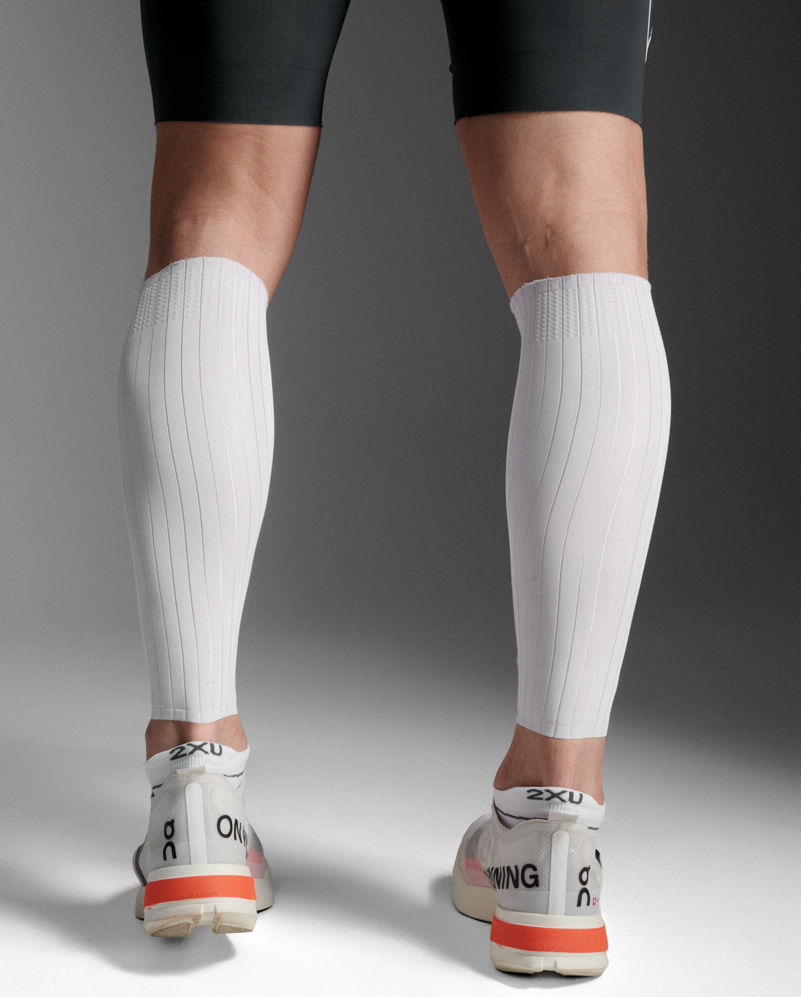 2xu-light-speed-aero-calf-guards-uomo-bianco image 3