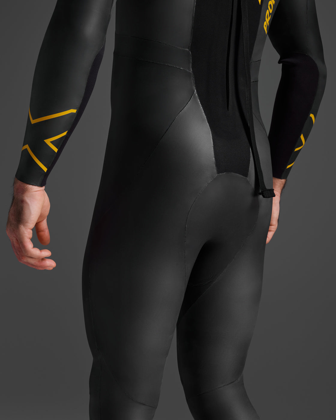 2xu-propel-1-wetsuit-muta-triathlon-nuoto-nero-oro image 5