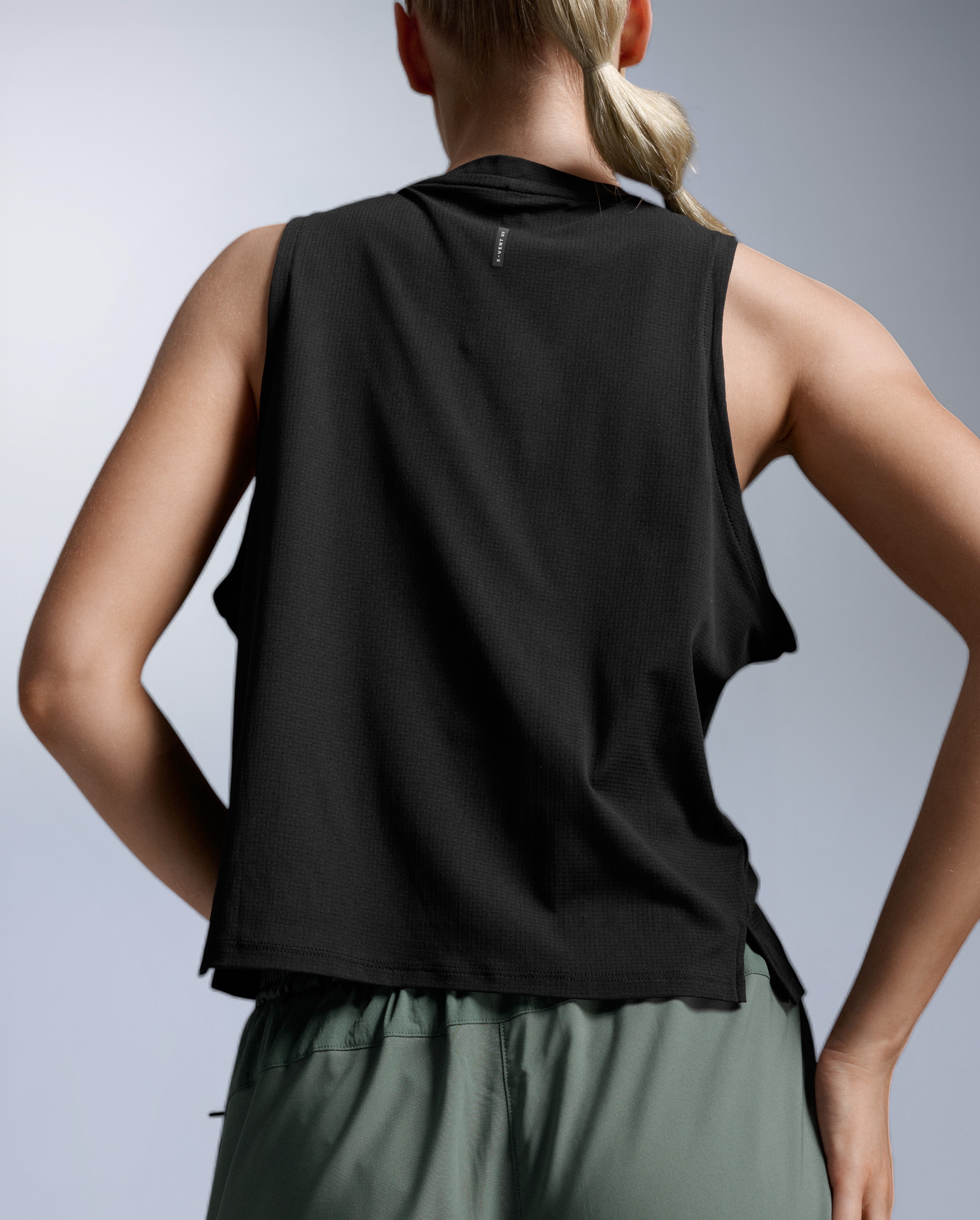 2xu-aero-trail-tank-donna-nero-loose-fit image 6