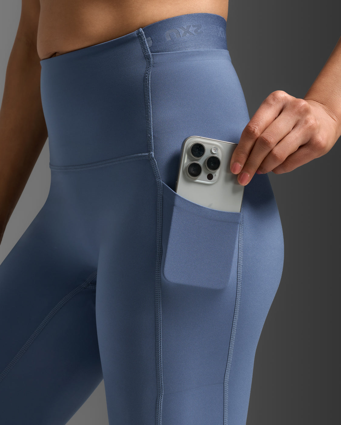 2xu-form-stash-hi-rise-compression-tights-blu-con-tasche-leggings-training-donna image 7