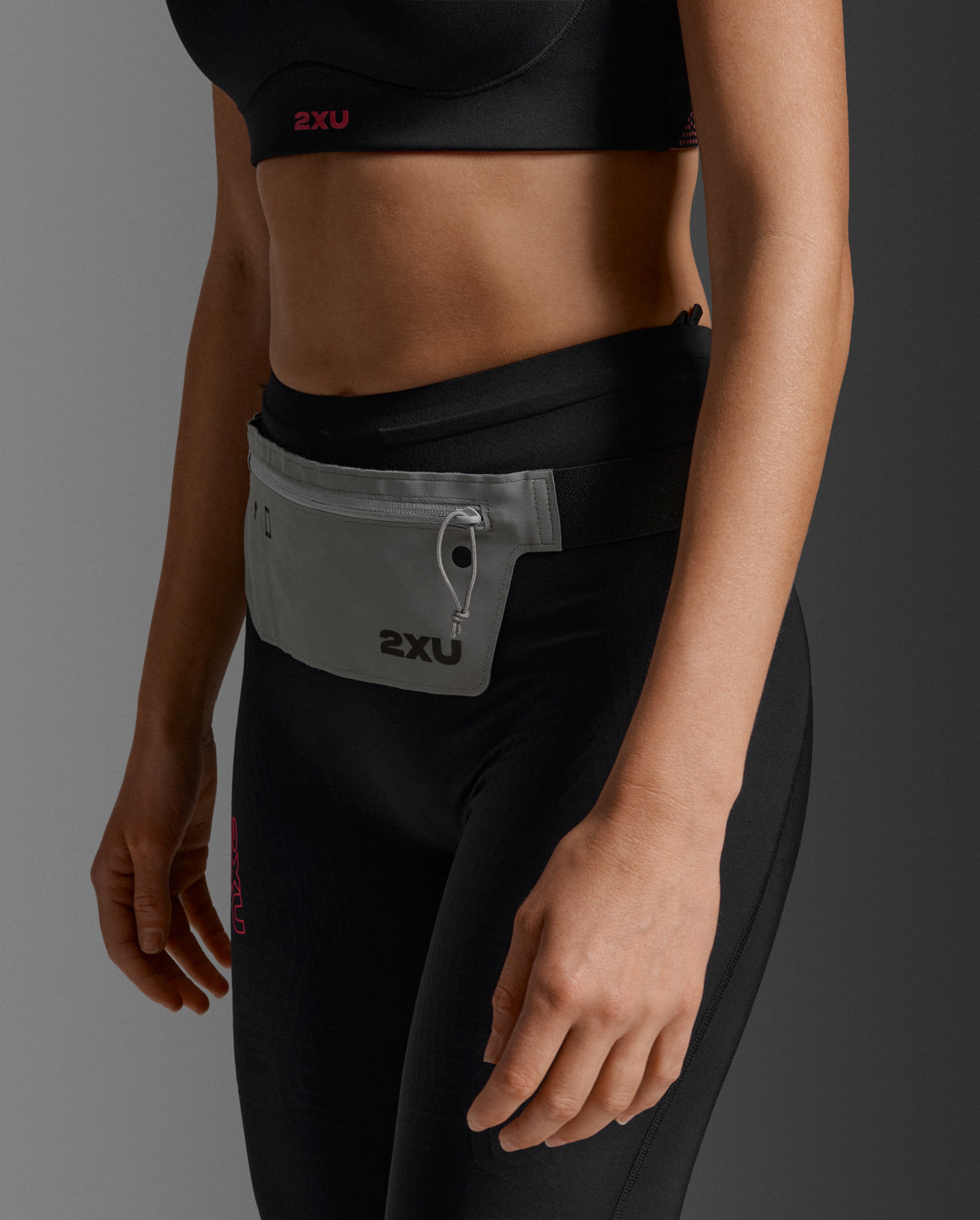 2xu-slim-run-belt-cintura-running-grigia image 2