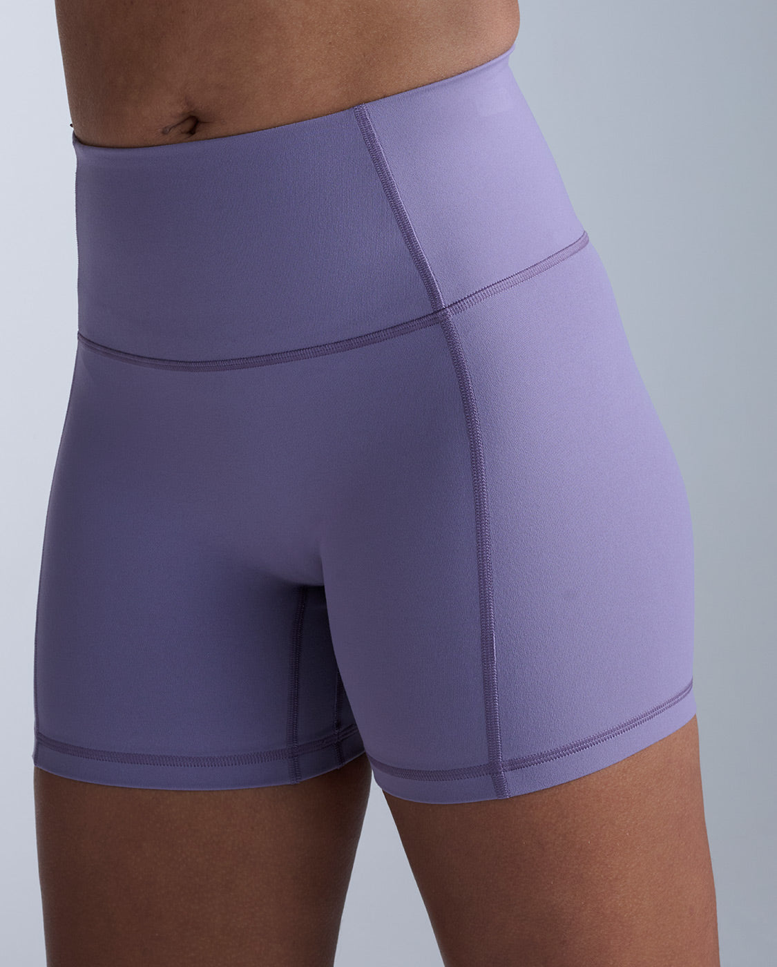 2xu-fluid-hi-rise-5-inch-shorts-shorts-training-donna-viola image 3
