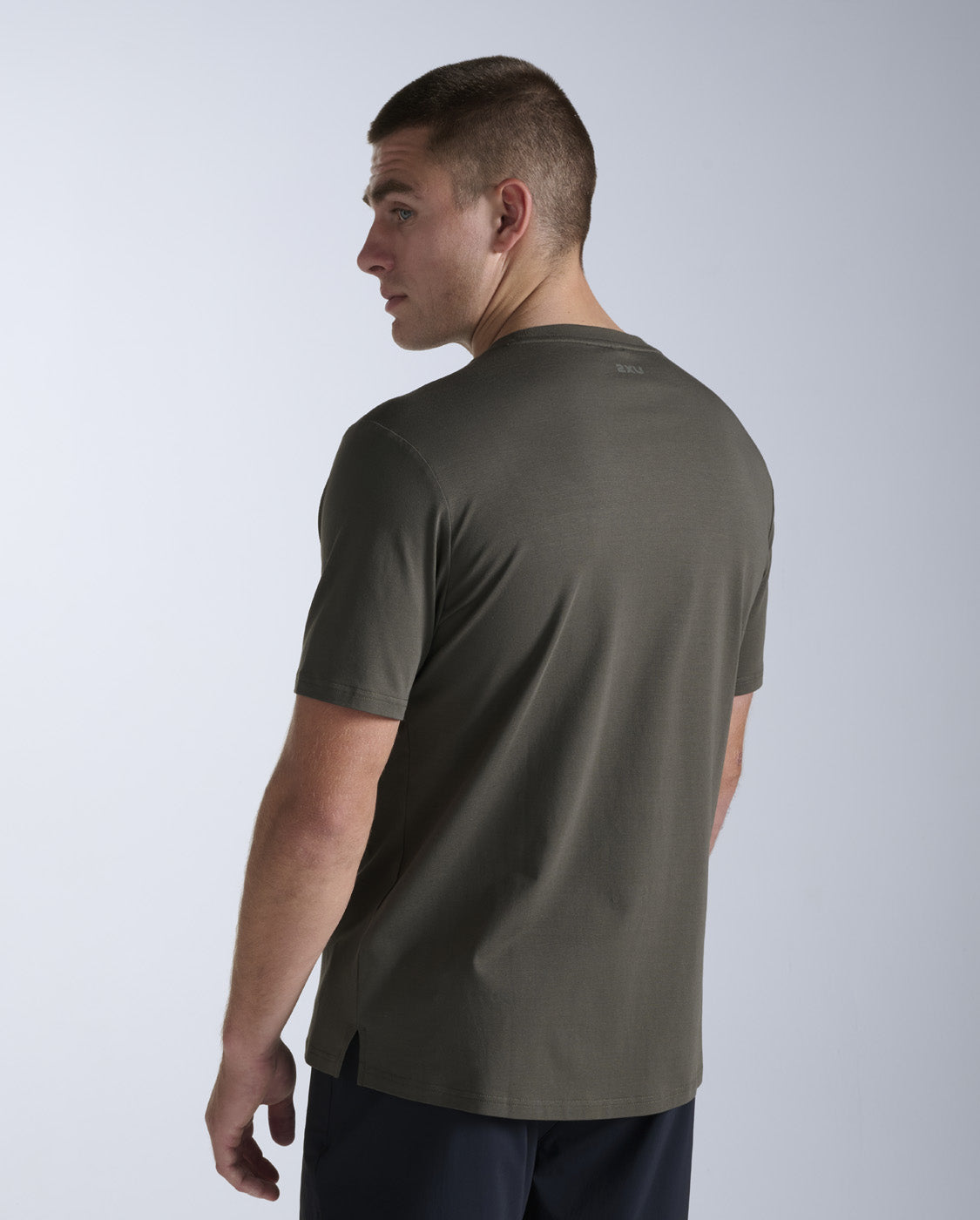 2xu-motion-cotton-flex-tee-uomo-verde-oliva image 3