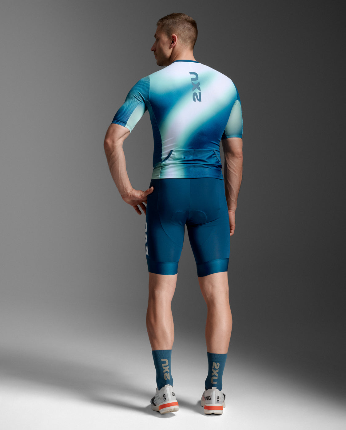 2xu-aero-tri-9-inch-shorts-triathlon-blu-bianco image 8