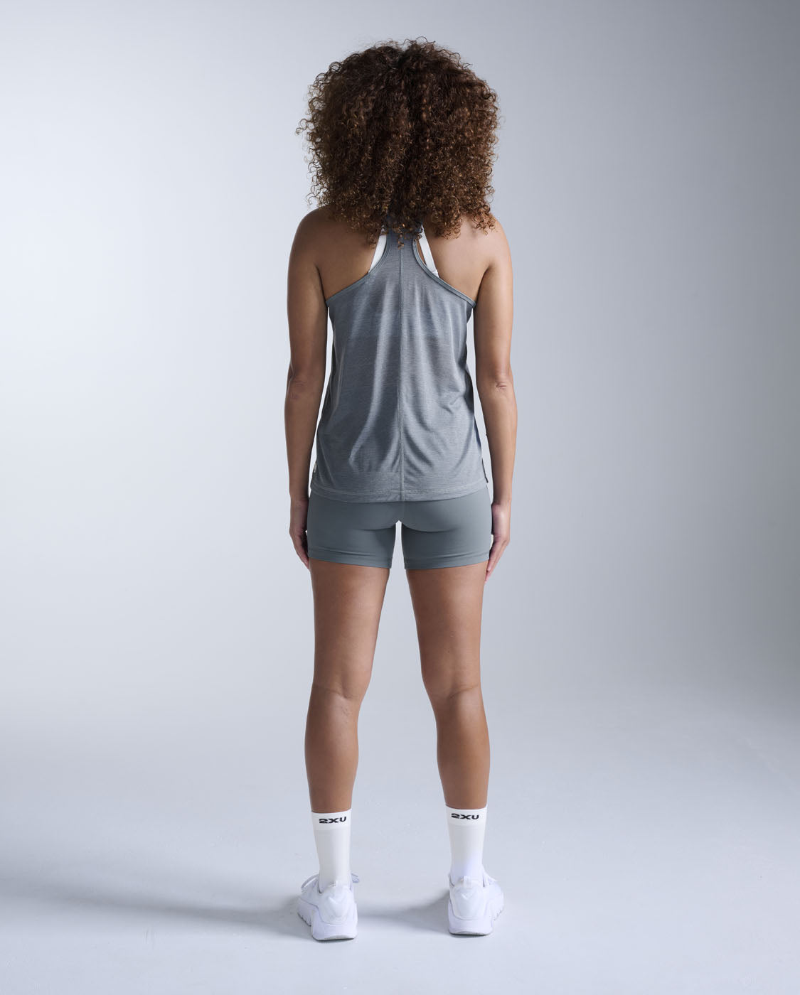 2xu-relight-racerback-singlet-canotta-training-donna-grigio image 5