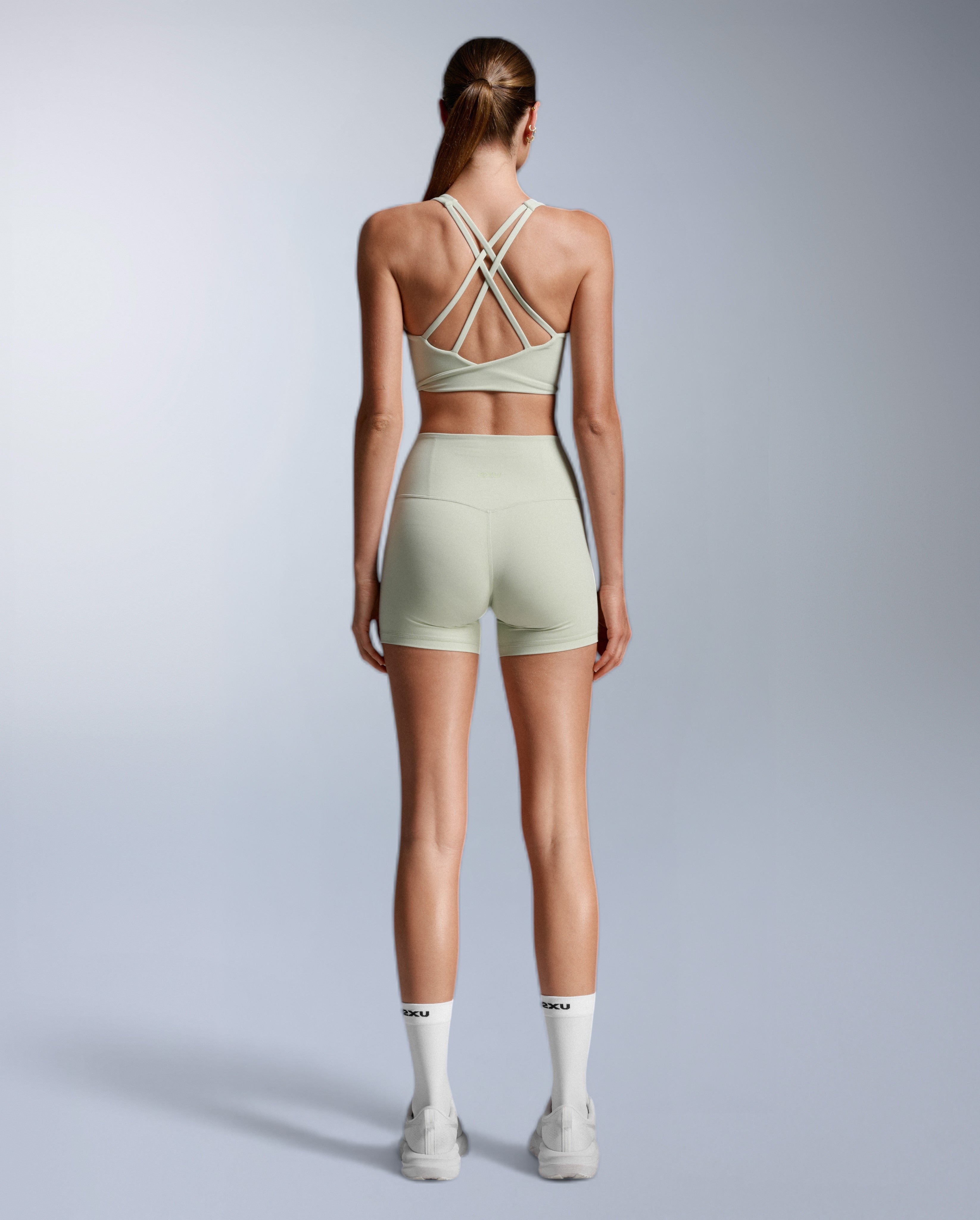 2xu-fluid-hi-rise-5-inch-shorts-donna-verde-salvia image 6
