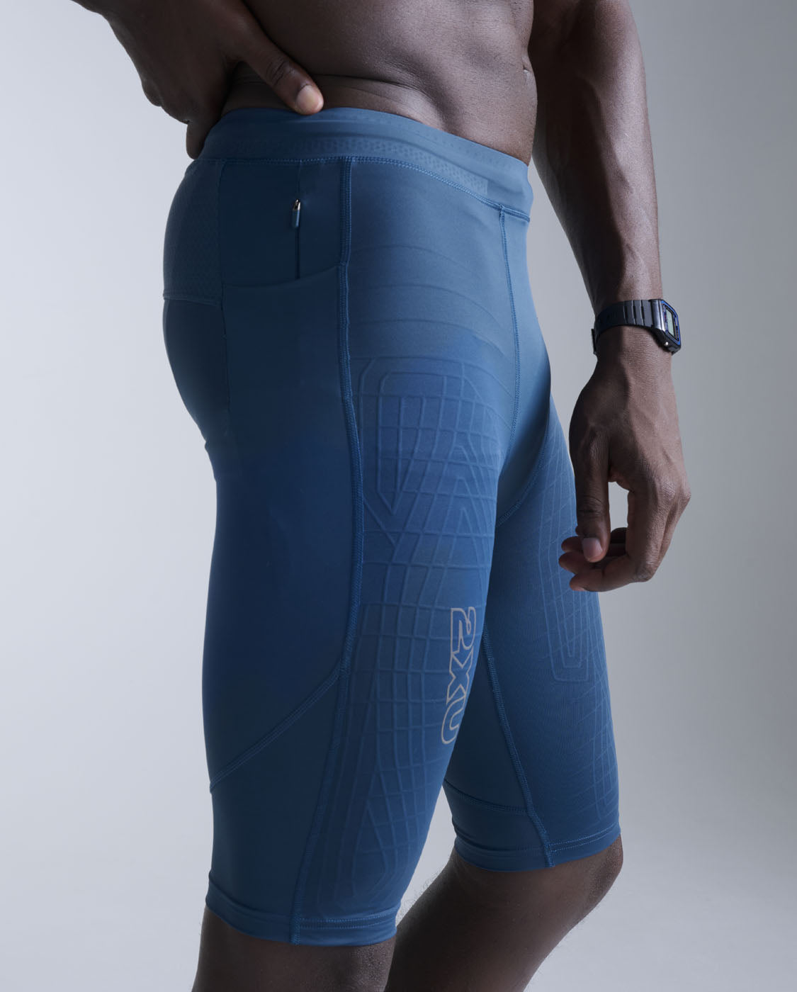 2xu-light-speed-react-compression-shorts-uomo-blu image 2