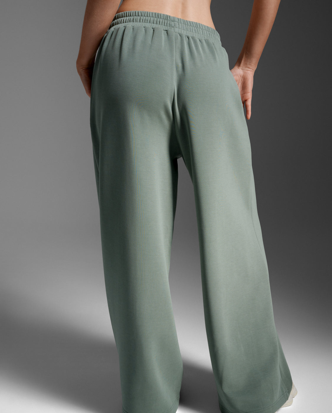 2xu-wonderluxe-sand-washed-wide-leg-pants-verde image 8