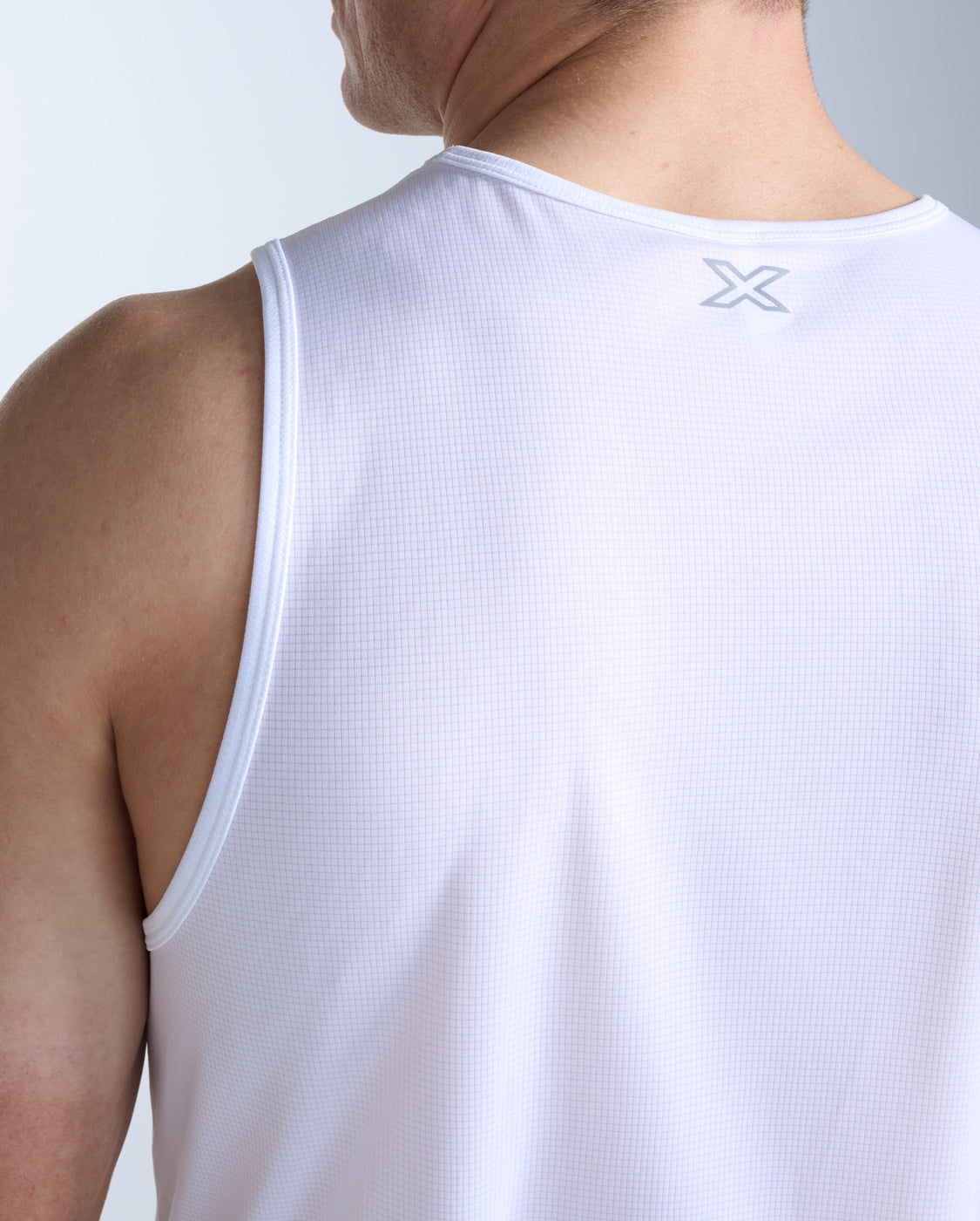 2xu-aero-tank-uomo-bianco-slim-canotta-running-traspirante image 5
