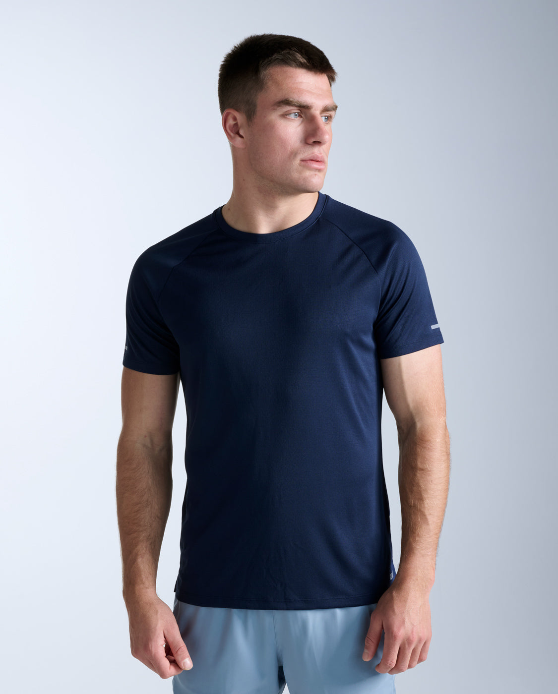 2xu-aero-tee-running-blu-navy-slim image 1