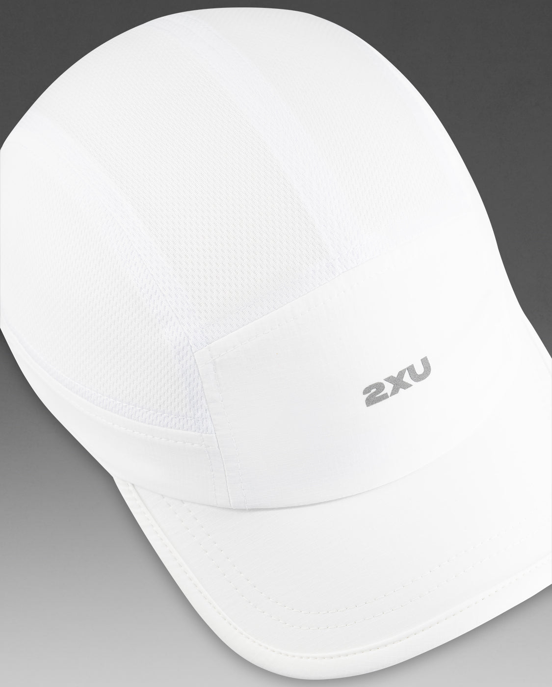 2xu-light-speed-small-cap-da-running-bianca image 5