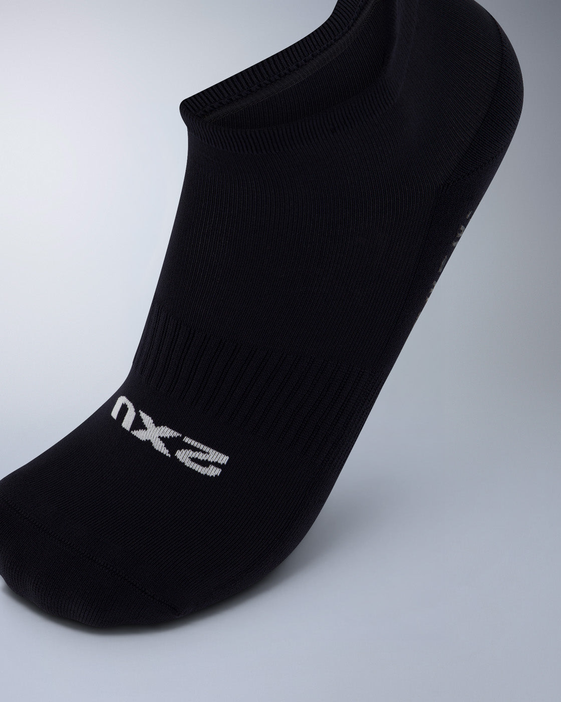 2xu-performance-ankle-grip-socks-unisex-calzini-grip-neri-alla-caviglia image 2
