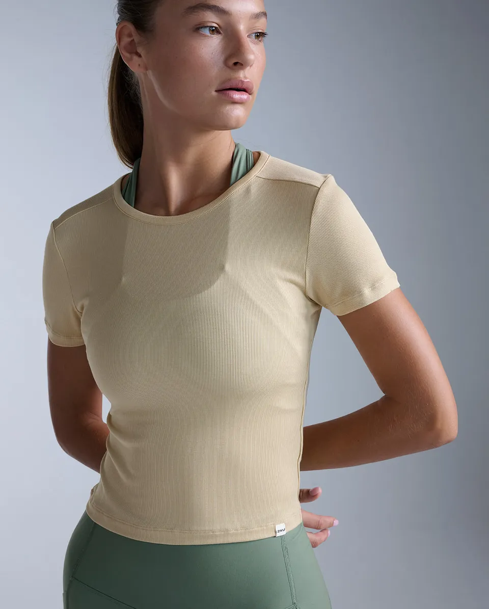 2xu-form-fluid-modal-ribbed-crop-tee-beige-t-shirt-crop-allenamento image 1