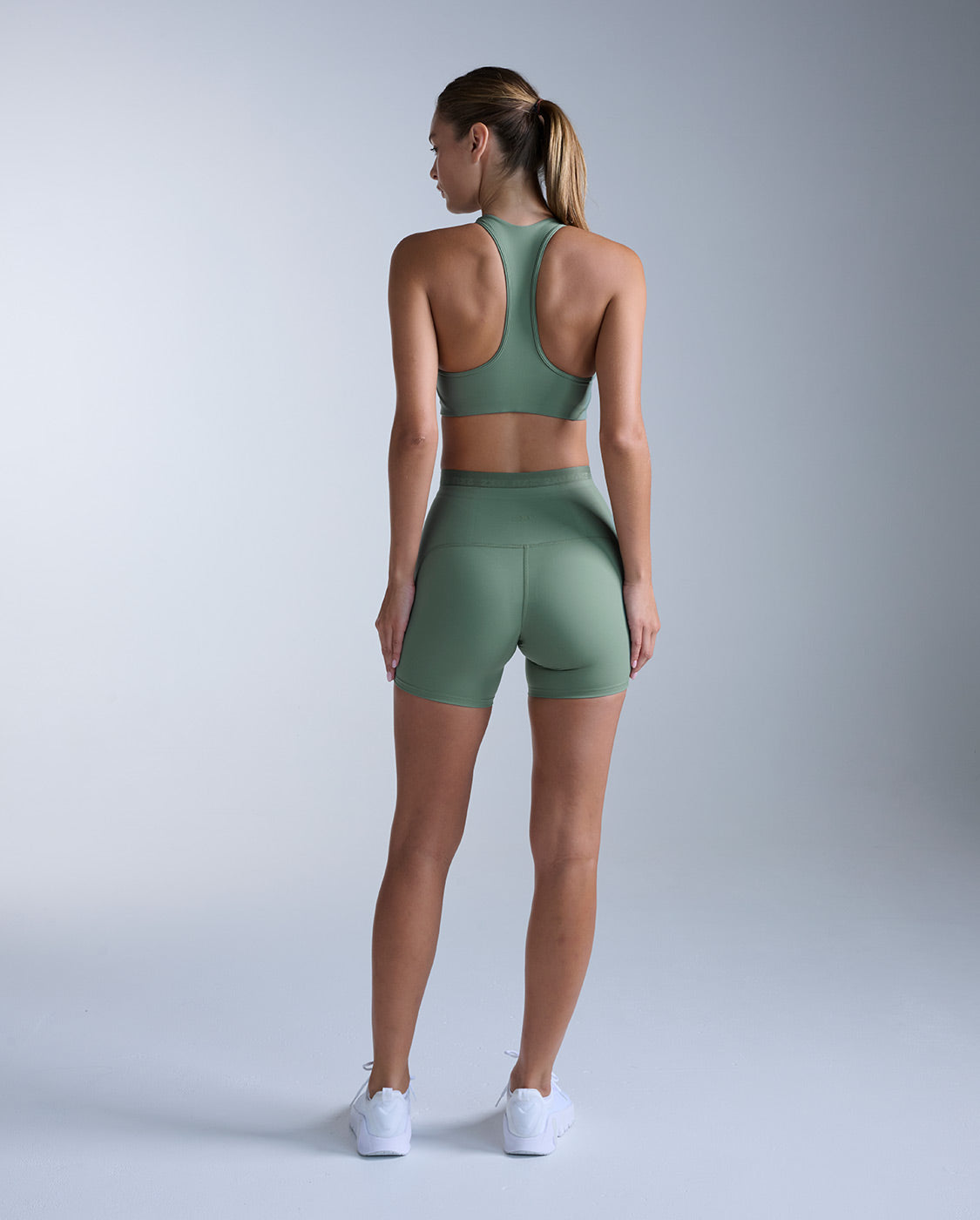 2xu-form-racerback-medium-impact-bra-sportivo image 8