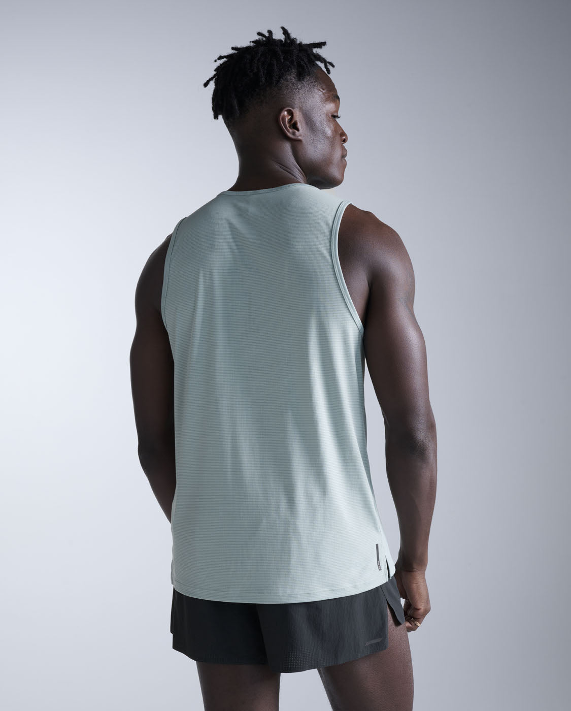 2xu-aero-tank-uomo-slim image 2